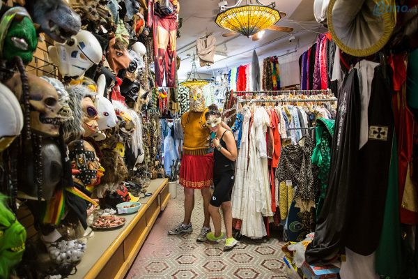 Đồ dùng để hóa trang đêm Halloween chắc chắn là thứ không thể thiếu