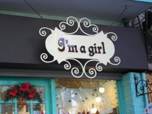 Tên shop "I'm A Girl" gợi sự dễ thương, nữ tính, hoàn toàn phù hợp cho các cửa hàng thời trang, mỹ phẩm, nhắm đến khách hàng là phái nữ