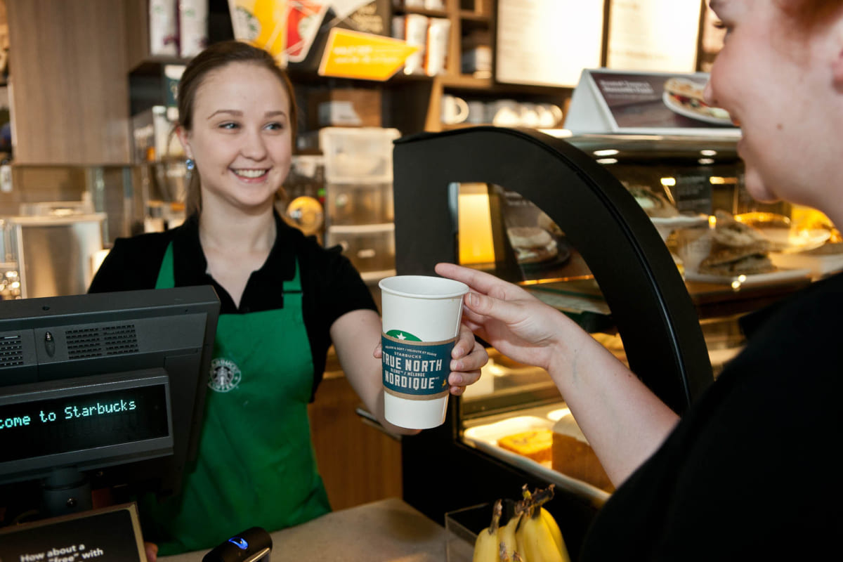 Nhân viên Starbucks luôn tươi cười, vui vẻ với khách hàng, yếu tố tạo nên một chiến lược marketing bán lẻ thành công tại cửa hàng
